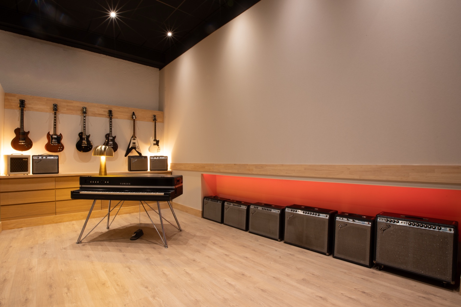 Clavier Yamaha, guitares au mur et collection d’amplificateurs dans la live room